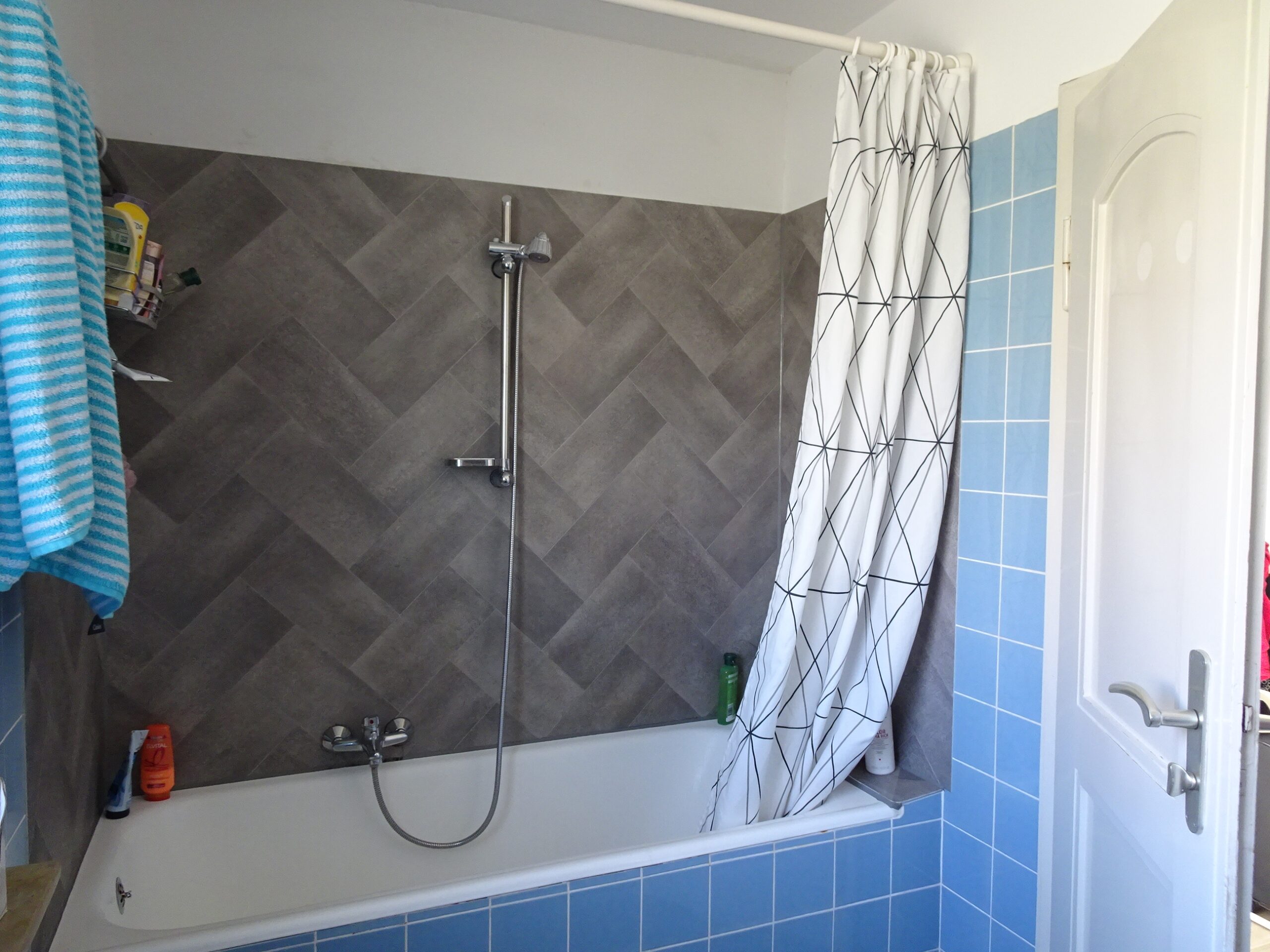 "Bad 1" mit Badewanne