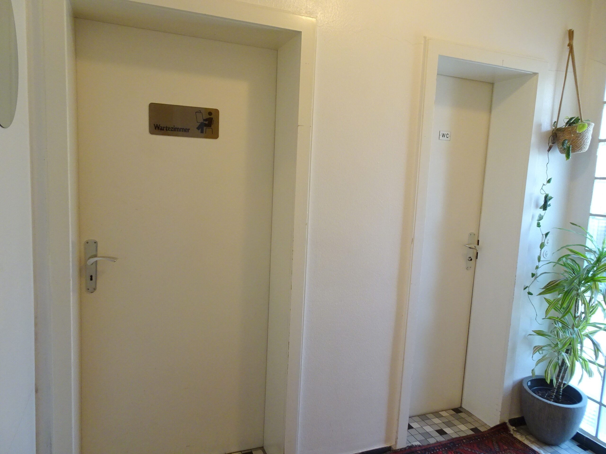 WG-Zimmer und WC kleine Wohneinheit